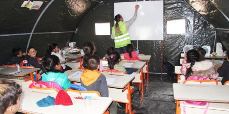 Deprem Bölgesindeki Norm Kadro Fazlası Öğretmenlerin Re’sen Atamaları 1 Yıl Ertelenmelidir.