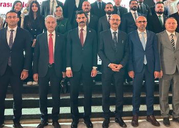 TÜRKÇE ÖĞRETİMİYLE KARDEŞLİK BAĞLARIMIZ GÜÇLENİYOR:KERKÜK’TE TÜRKMEN GENÇLERİN VE TÜRKMENELİNDEKİ TÜRKOLOGLARIN SERTİFİKA TÖRENİ YAPILDI.